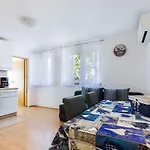 Idyllisches Nur 400 Meter Zum Sandstrand Mit Meerblick, Wifi Und Privatparkplatz Crikvenica