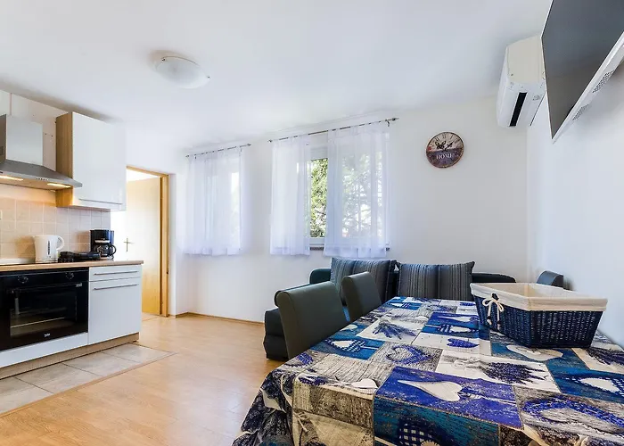 Idyllisches Nur 400 Meter Zum Sandstrand Mit Meerblick, Wifi Und Privatparkplatz Crikvenica