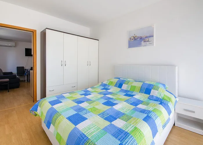 Idyllisches Nur 400 Meter Zum Sandstrand Mit Meerblick, Wifi Und Privatparkplatz Apartment Crikvenica