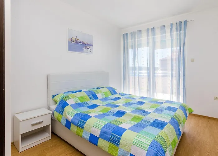 Apartment Idyllisches Nur 400 Meter Zum Sandstrand Mit Meerblick, Wifi Und Privatparkplatz Crikvenica