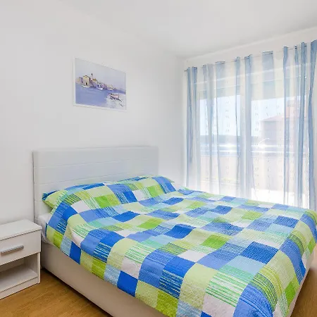 Apartment Idyllisches Nur 400 Meter Zum Sandstrand Mit Meerblick, Wifi Und Privatparkplatz Crikvenica