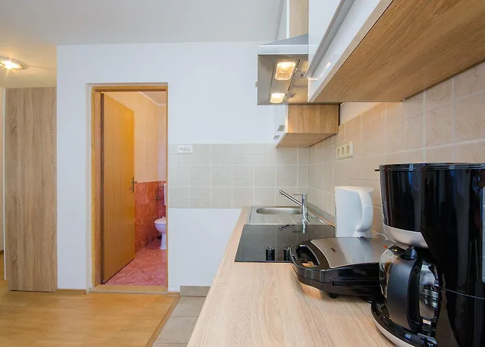 Idyllisches Nur 400 Meter Zum Sandstrand Mit Meerblick, Wifi Und Privatparkplatz Apartment Crikvenica